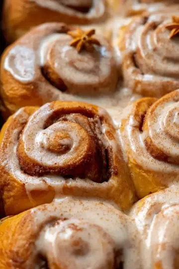 Soft Gingerbread Cinnamon Rolls